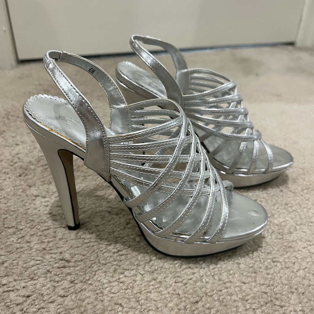 Jonathan Kayne Silver High Heels Size 6